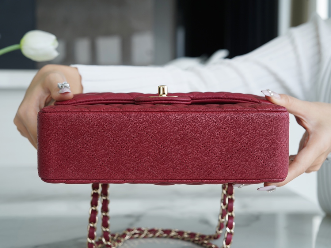 𝐂𝐇𝐀𝐍𝐄𝐋 Classic Flap washed cowhide is made from the most delicate newborn calves washed fetal cow small Bordeaux wine red