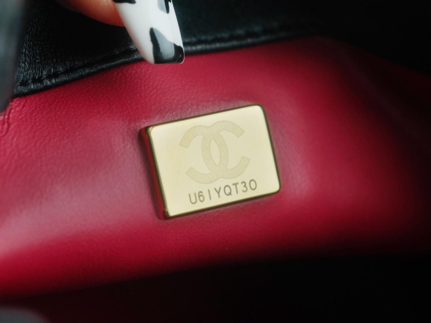 𝗖𝗛𝗔𝗡𝗘𝗟✦ 𝗖𝗹𝗮𝘀𝘀𝗶𝗰 𝗙𝗹𝗮𝗽 23S Camellia Adjustment Buckle Square Fat Black Gold