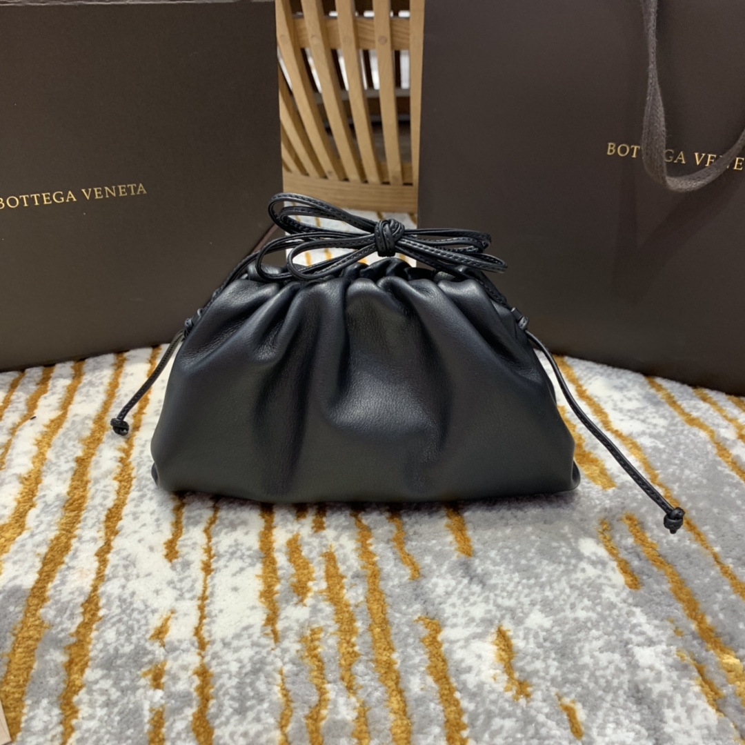 Bottega Veneta  THE MINI POUCH  #585852