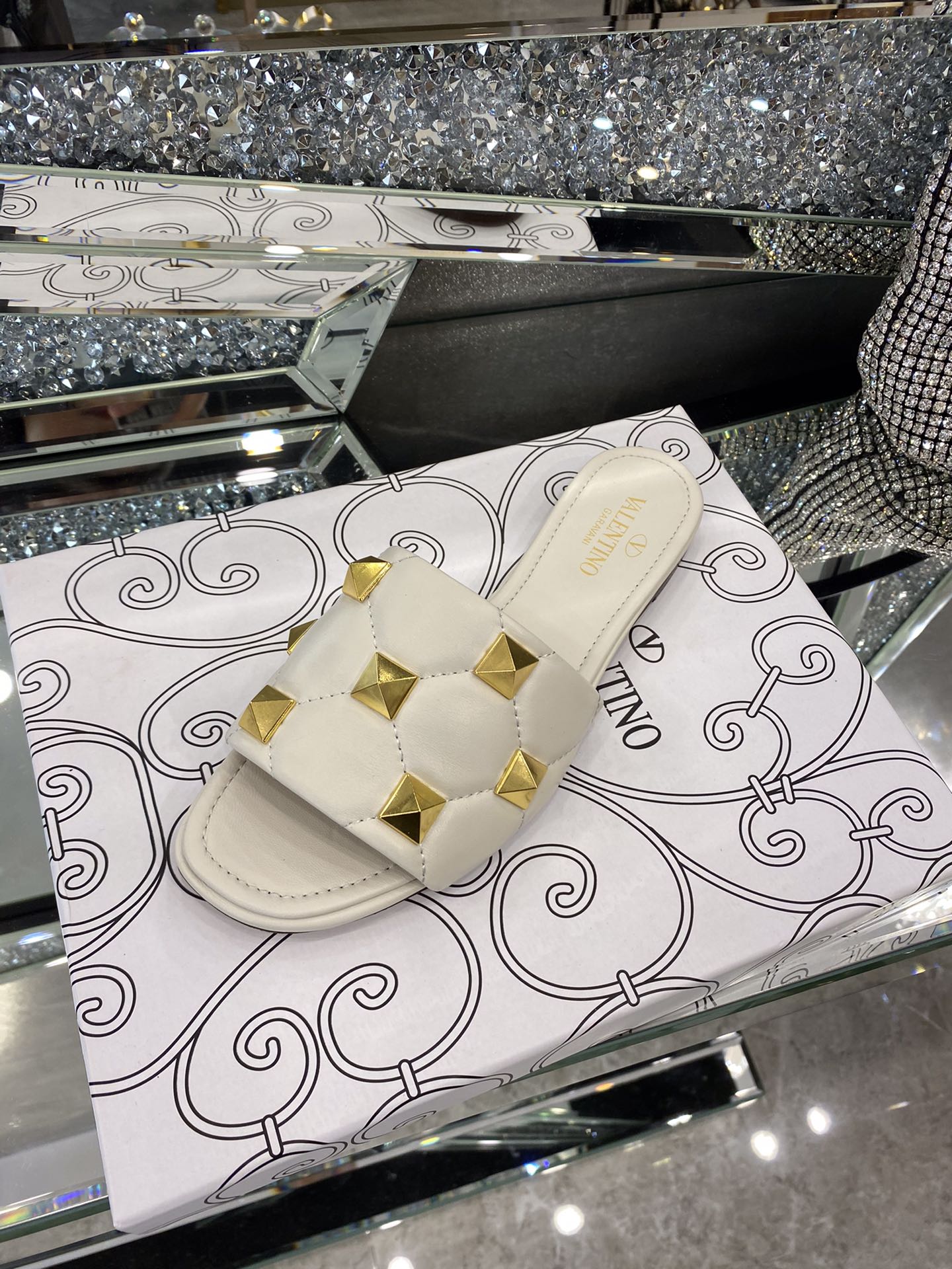 【Valentino】𝟐𝟎𝟐𝟏/𝐒𝐒 𝐧𝐞𝐰 The latest counter series, perfect details, very bright show series launched