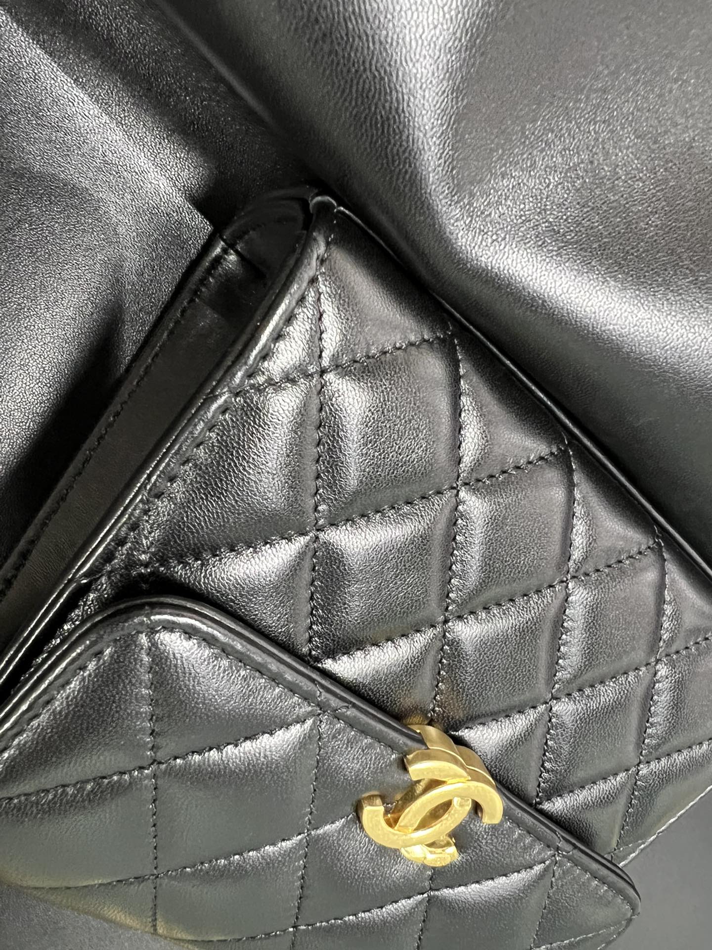 𝗖𝗛𝗔𝗘𝗡𝗟✦ 𝟮𝟮𝐒 Enamel Handle Chain Bag black