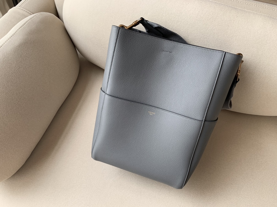 𝐂𝐞𝐥𝐢𝐧𝐞 SANGLE BUCKET bucket bag in soft grained calfskin