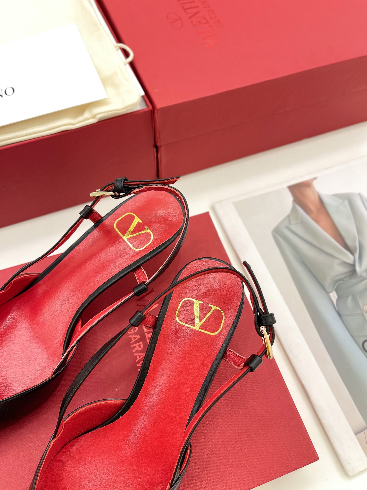 【Valentino】𝟐𝟎𝟐𝟏/𝐒𝐒 𝐧𝐞𝐰 Valentino 2022 spring and summer new large V diamond buckle high heels on the new