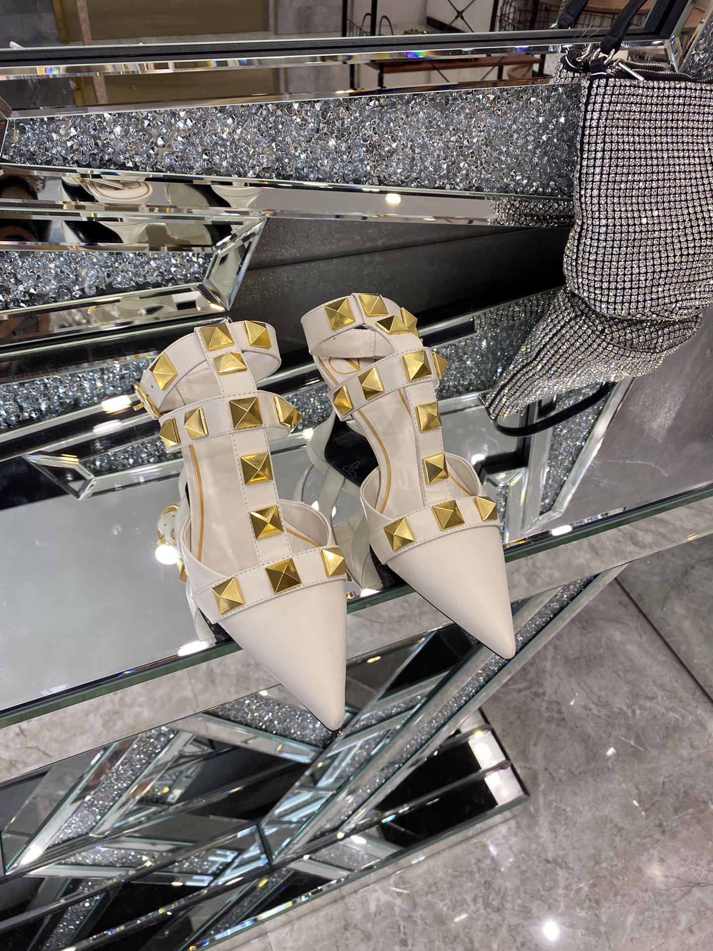 【Valentino】𝟐𝟎𝟐𝟏/𝐒𝐒 𝐧𝐞𝐰 Valentino studded sandals counter the latest series of very bright show series launched