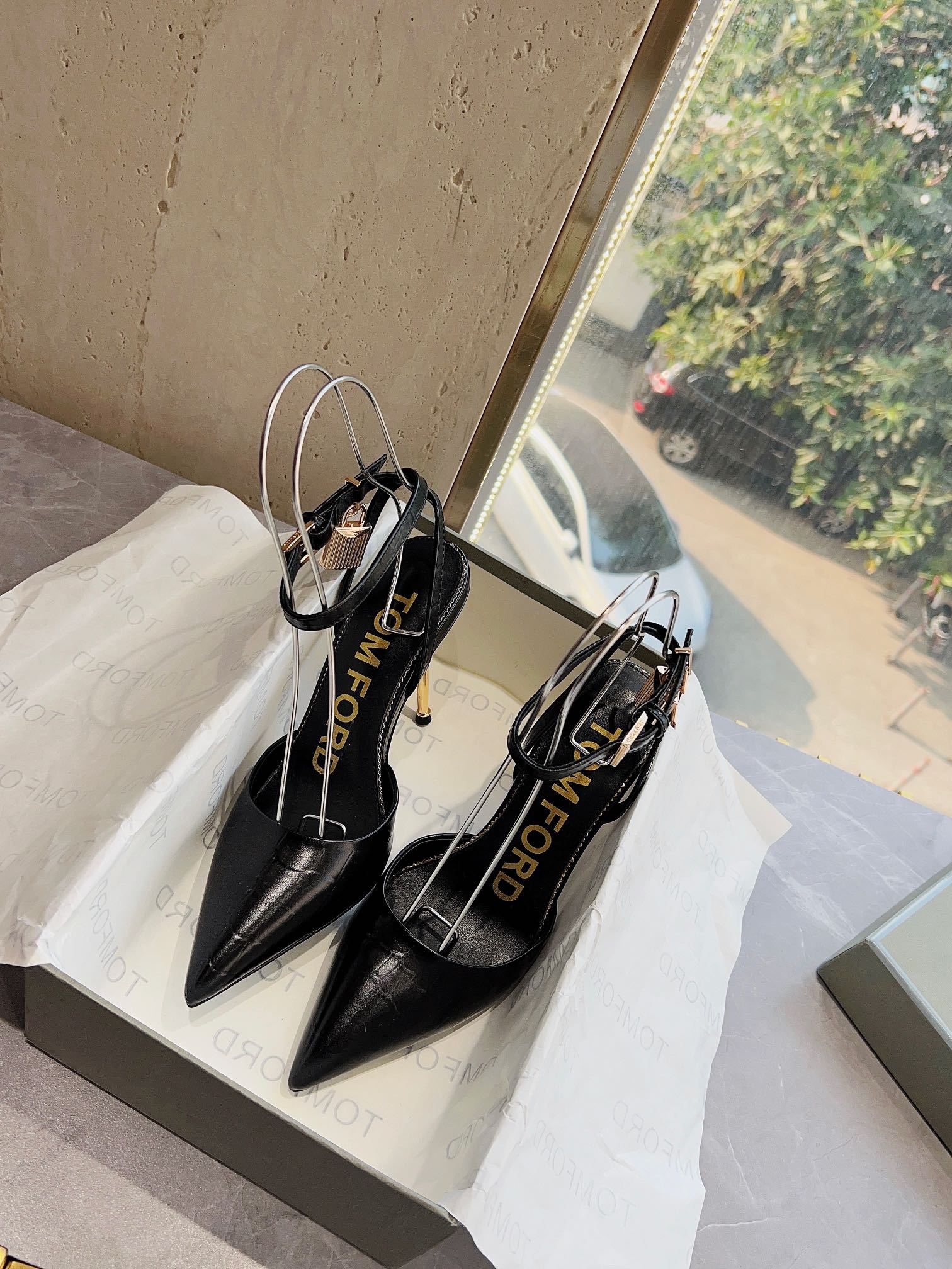 𝐓𝐎𝐌𝐅𝐎𝐑𝐃｜𝟐𝟎𝟐𝟑𝐒𝐒/𝐧𝐞𝐰  Dolce & Ga women's jeweled buckle jacquard raglan heels