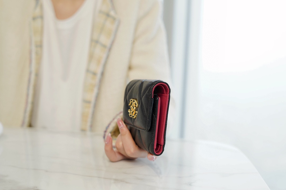 𝗖𝗛𝗔𝗘𝗡𝗟✦In goatskin leather🐐 19 Series Short Clip Black Gold