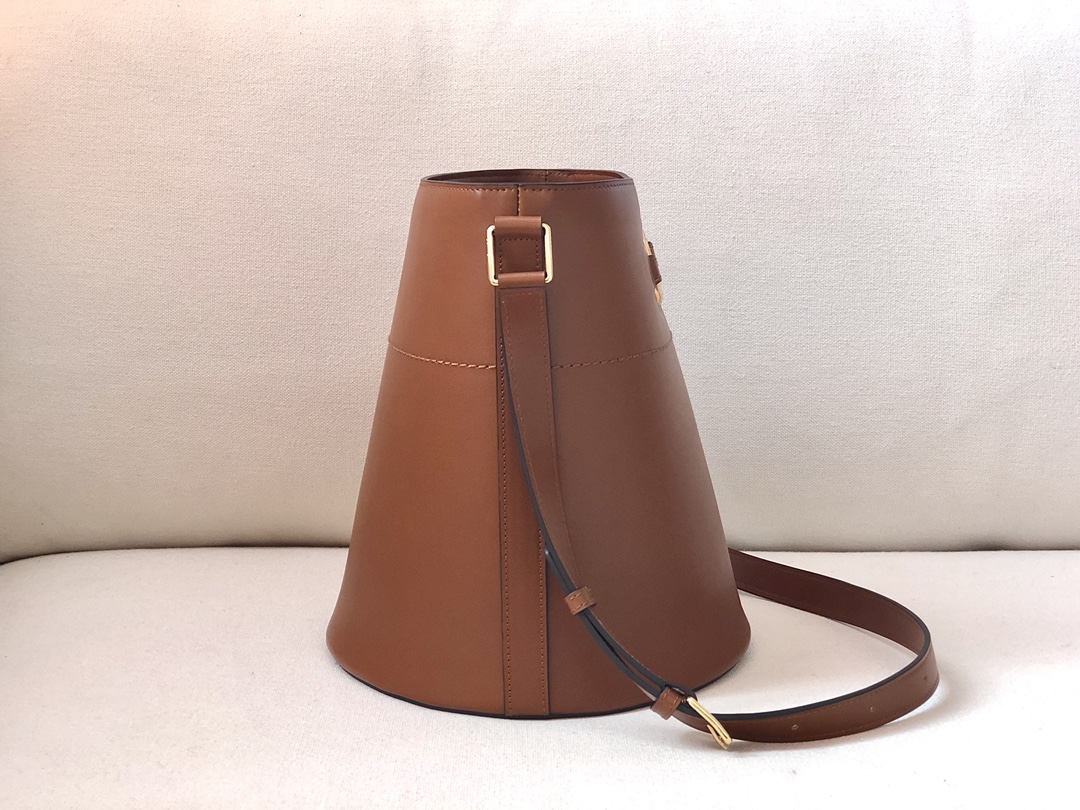 𝐂𝐂𝐞𝐥𝐢𝐧𝐞 BUCKET MAILLON TRIOMPHE cow leather bucket bag