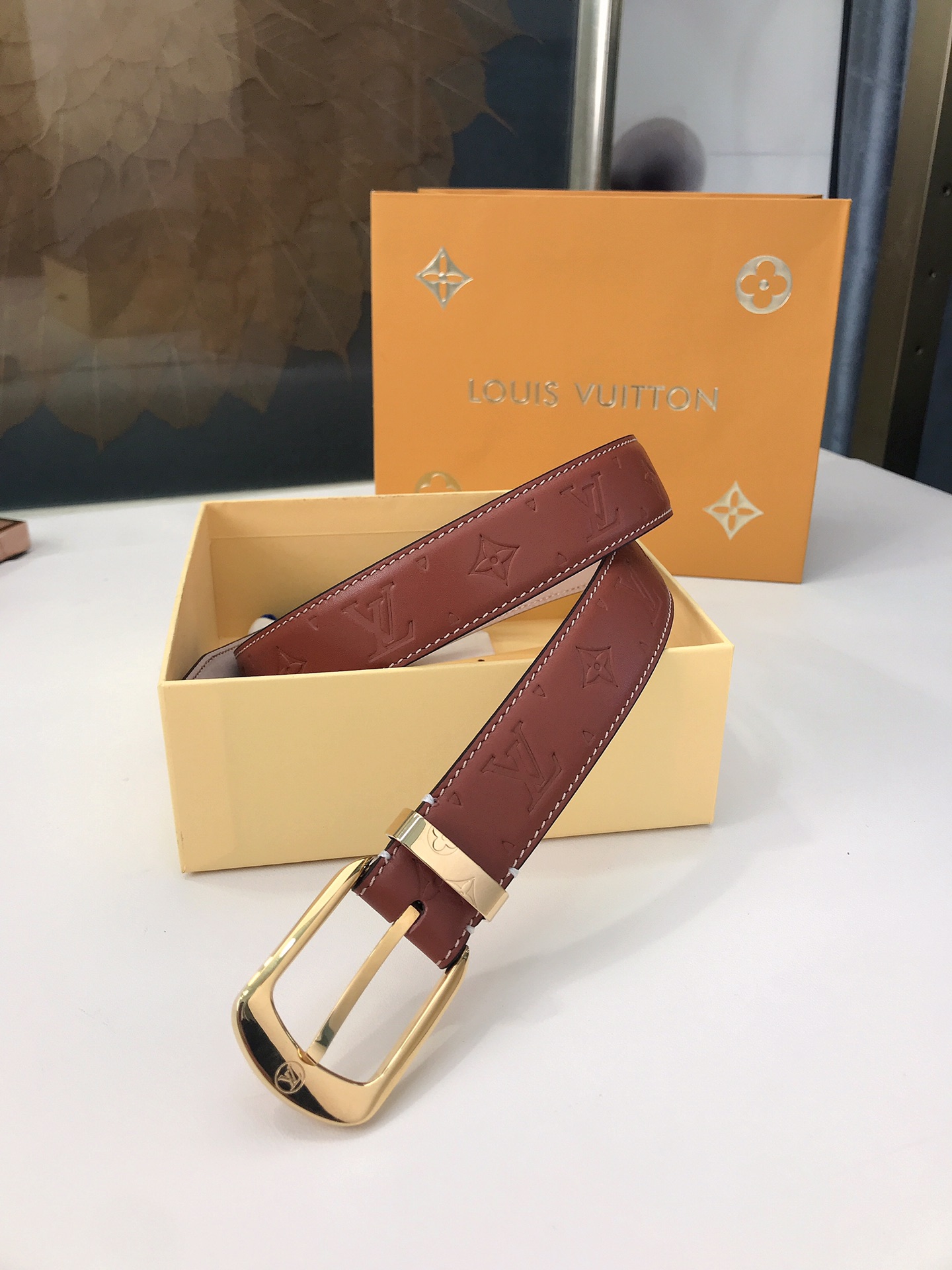 LOUIS VUITTO belt is double-sided with Italian original custom imported cowhide embossing