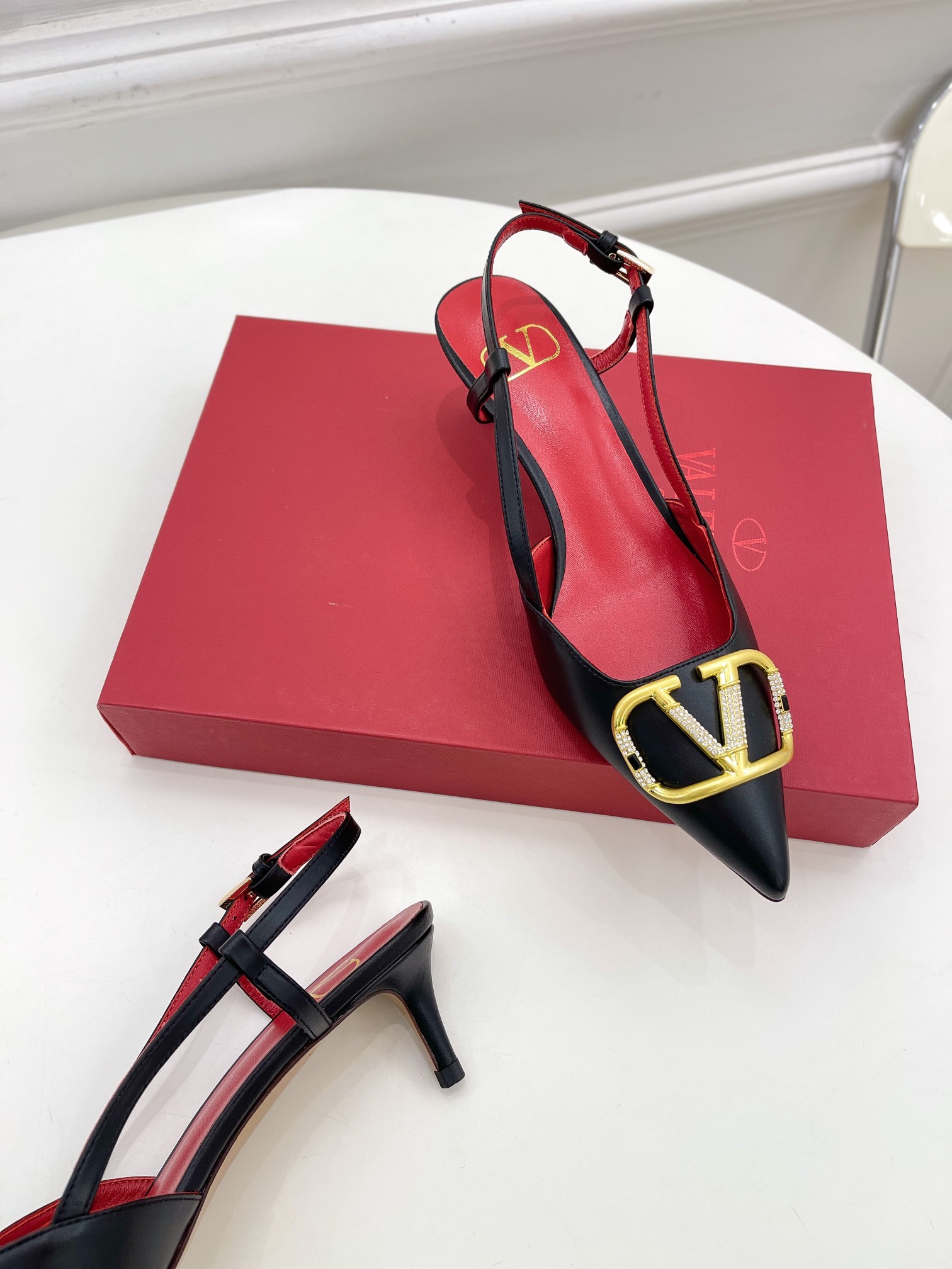 【Valentino】𝟐𝟎𝟐𝟏/𝐒𝐒 𝐧𝐞𝐰 Valentino 2022 spring and summer new large V diamond buckle high heels on the new