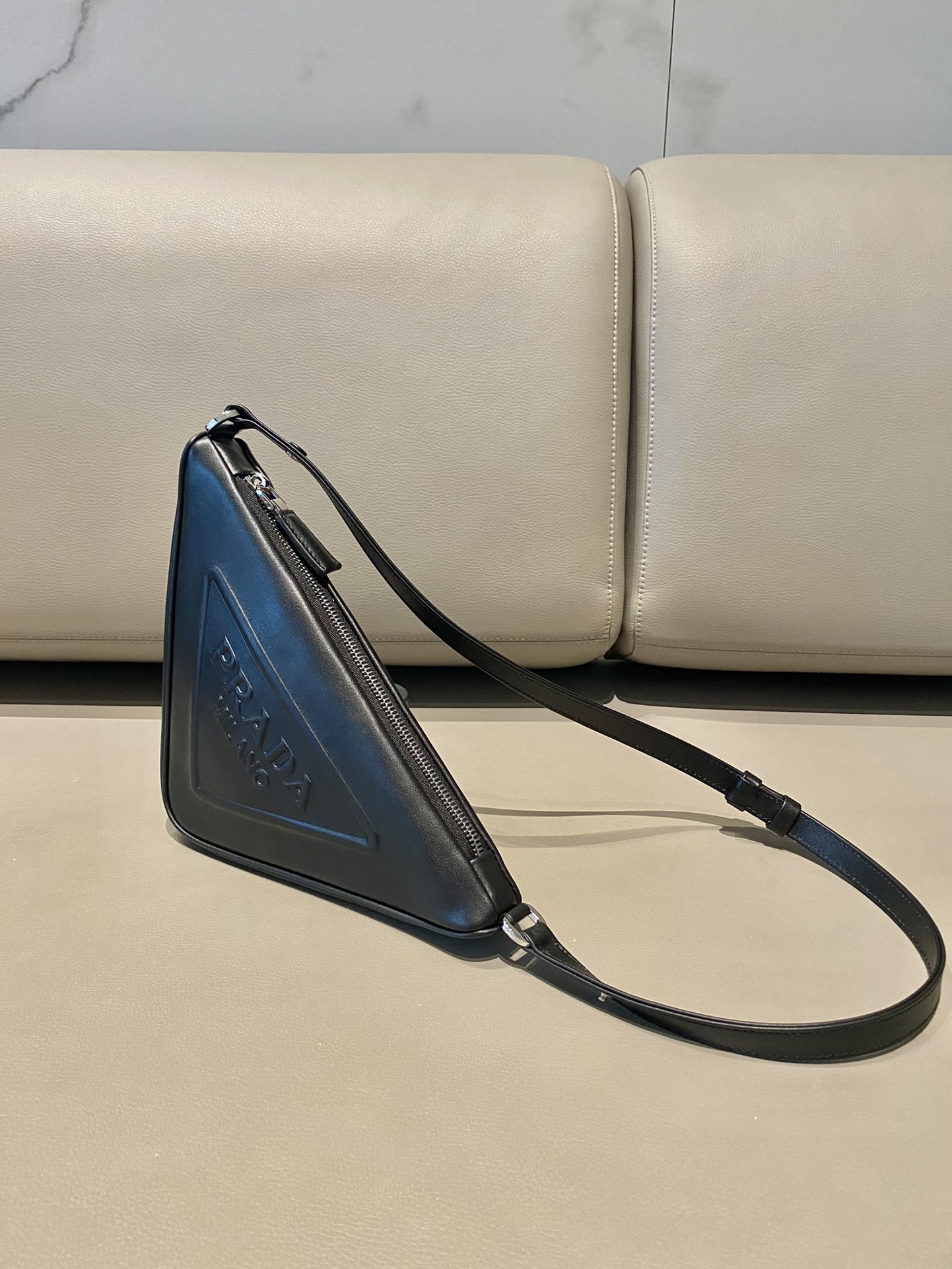 𝐏𝐑𝐀𝐃𝐀 Triangular bag 1NQ043