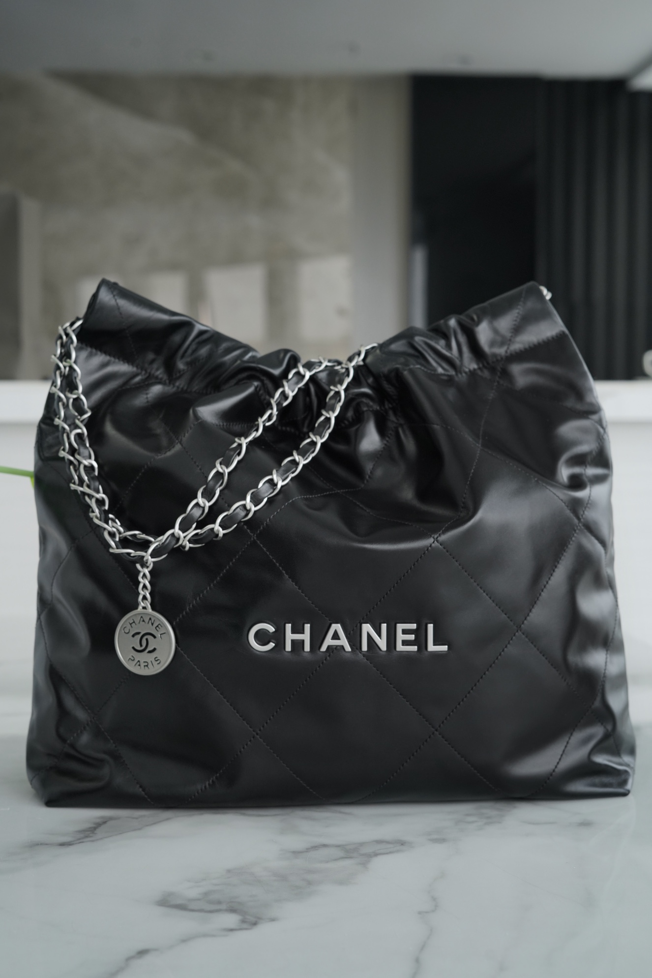 𝗖𝗛𝗔𝗘𝗡𝗟✦𝟐𝟐𝗣 spring and summer new 𝟐𝟐 handbag black silver buckle medium