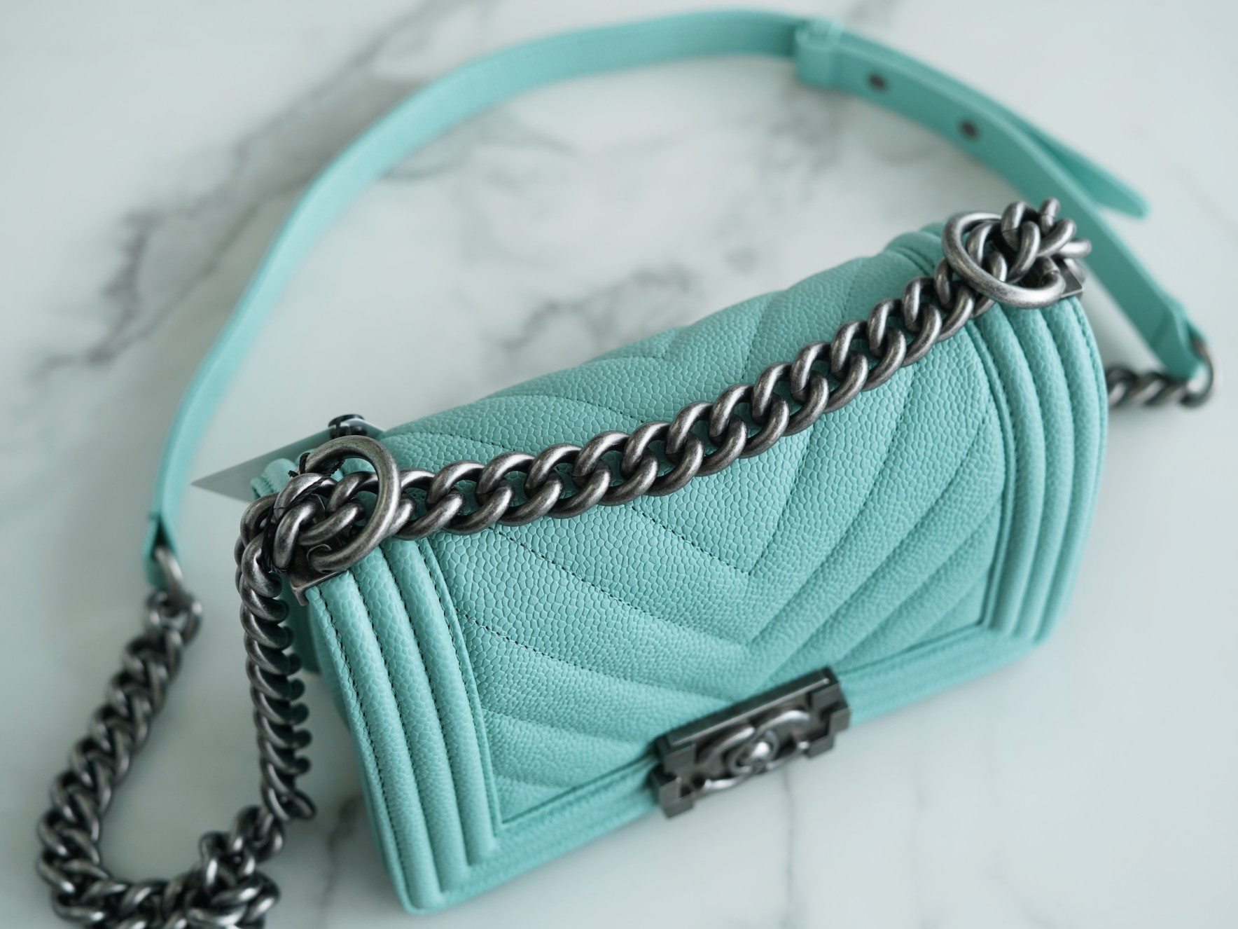 𝗖𝗵𝗮𝗻𝗲𝗹 𝗟𝗲𝗯𝗼 𝘆 French origin 𝗛𝗮𝗮𝘀 Caviar calfskin Large ball V-grain: Tiffany blue