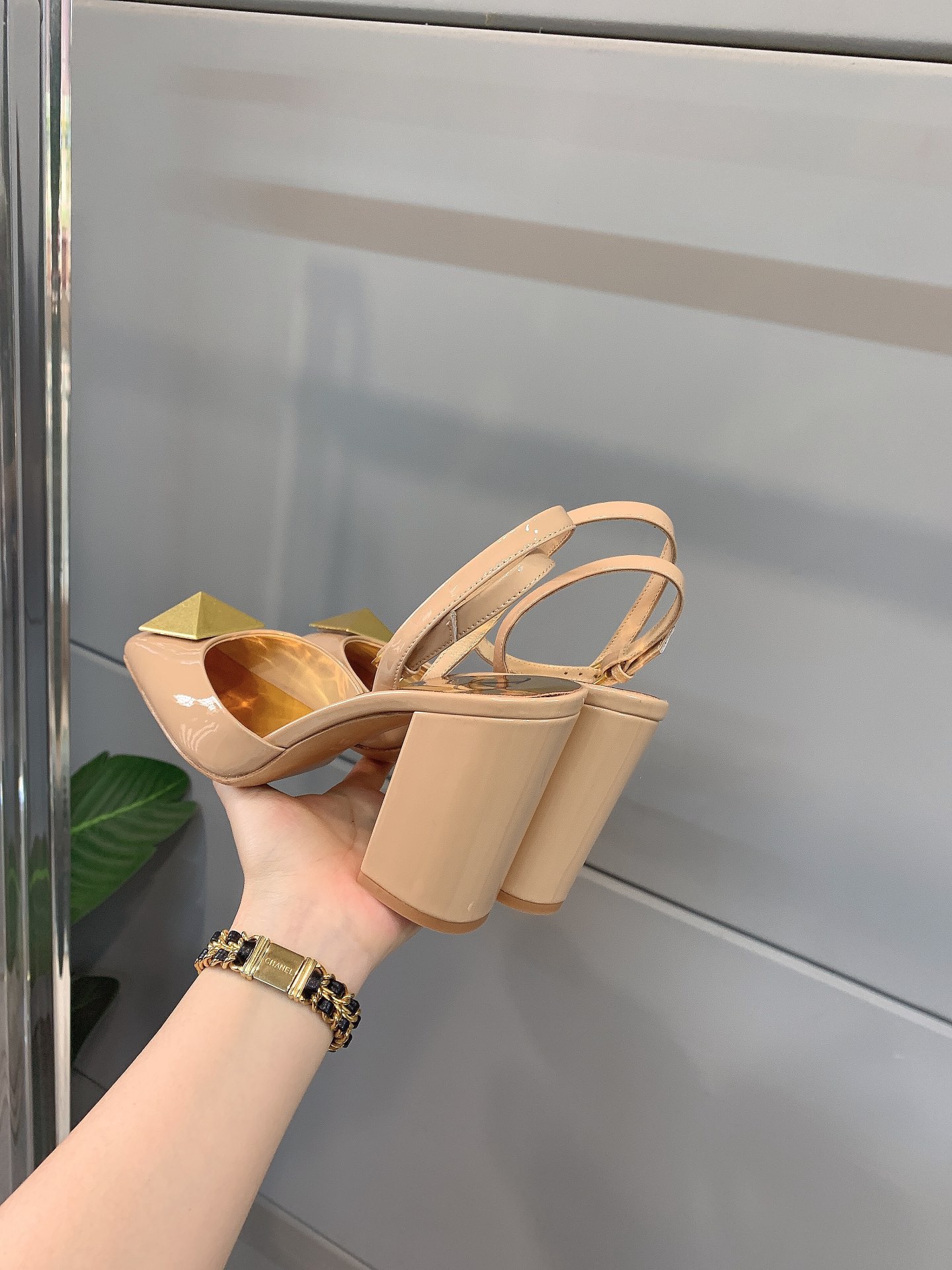 【Valentino】𝟐𝟎𝟐𝟏/𝐒𝐒 𝐧𝐞𝐰 VALENTINO 2022ss spring-summer new big studded high heelss still the classic studded collection