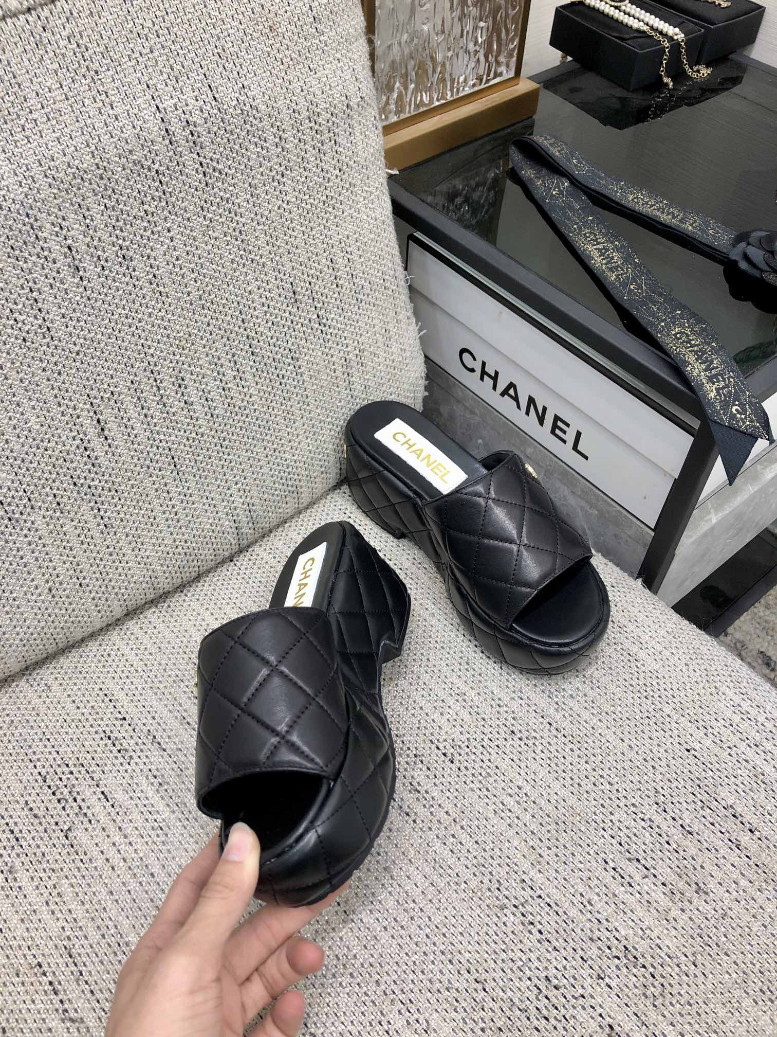 CHANEL 2022 early spring latest slope heel slippers fashionable and versatile series wear-resistant rubber outsole
