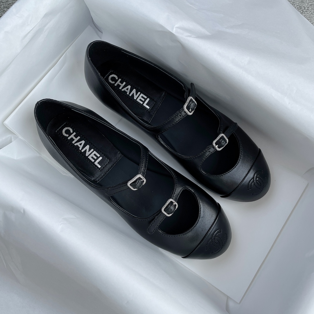 CHANEL Xiao Xiang's new double strap ballet shoes above the buckle on the small diamonds of the delicate shine