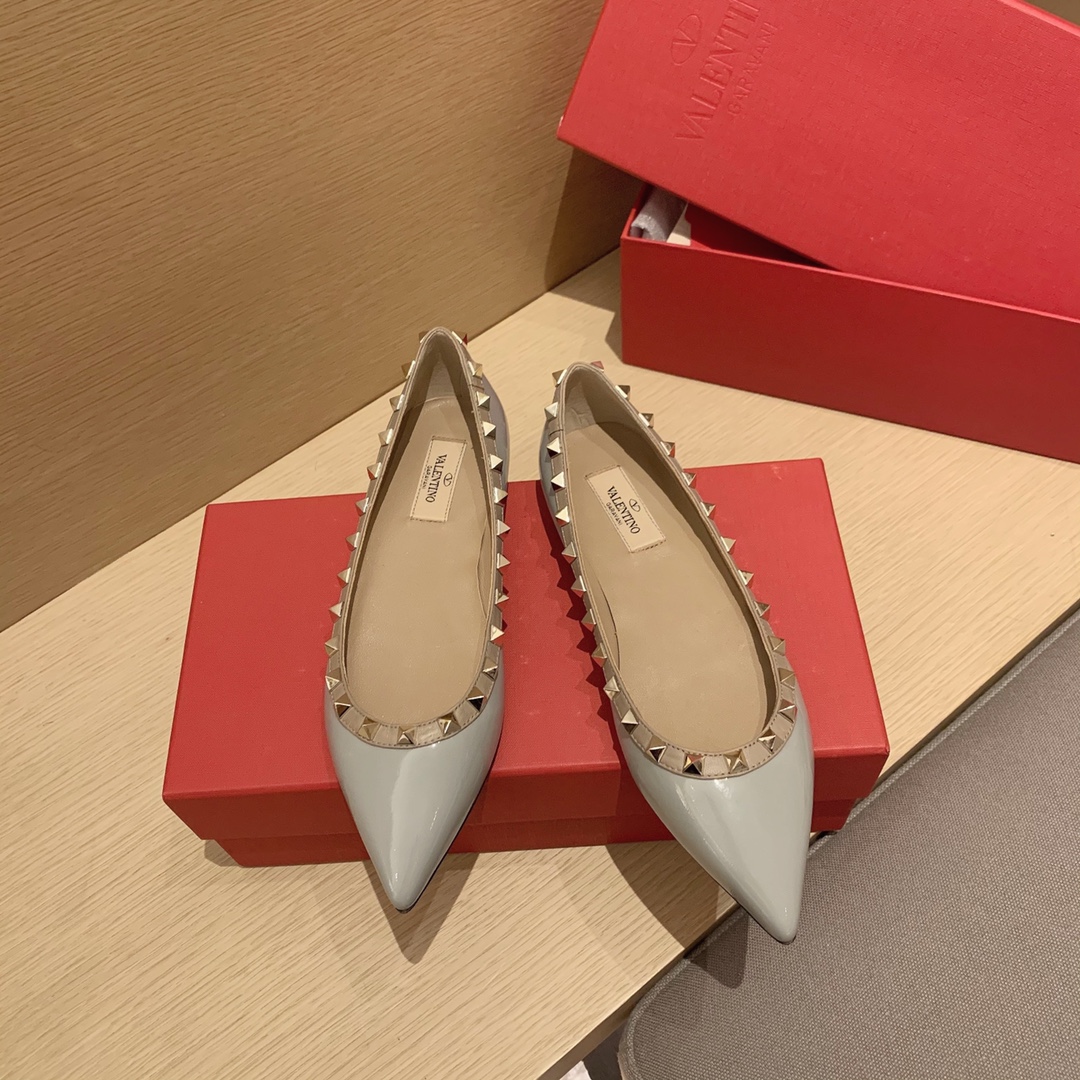 【Valentino】𝟐𝟎𝟐𝟏/𝐒𝐒 𝐧𝐞𝐰 Valentino studded flat shoes top version OEM level exclusive models
