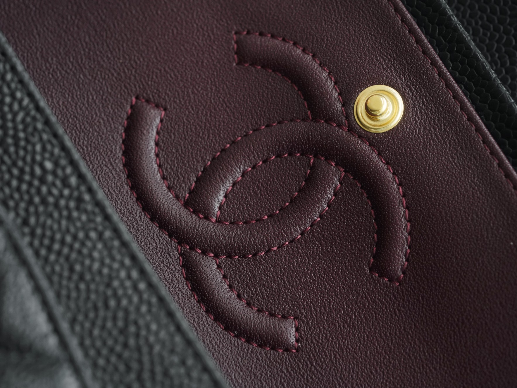 𝐂𝐇𝐀𝐍𝐄𝐋 Classic Flap France 🇫🇷 𝐇𝐚𝐚𝐬Original Lychee Ball Pattern 🐂 Classic Flap Bag Gold Buckle Small Black 🖤