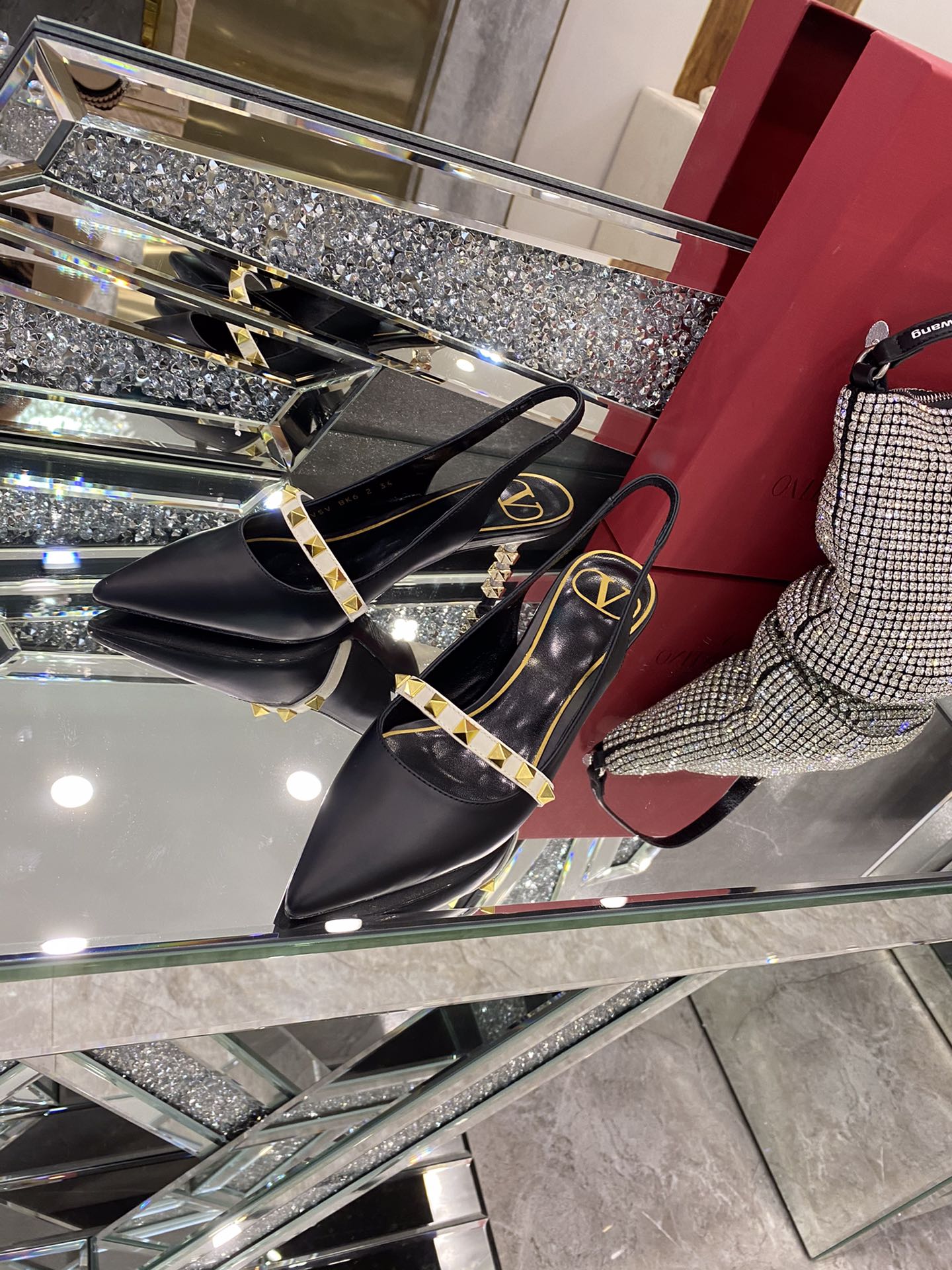 【Valentino】𝟐𝟎𝟐𝟏/𝐒𝐒 𝐧𝐞𝐰 The latest series of counter perfect details original matte open edge bead leather