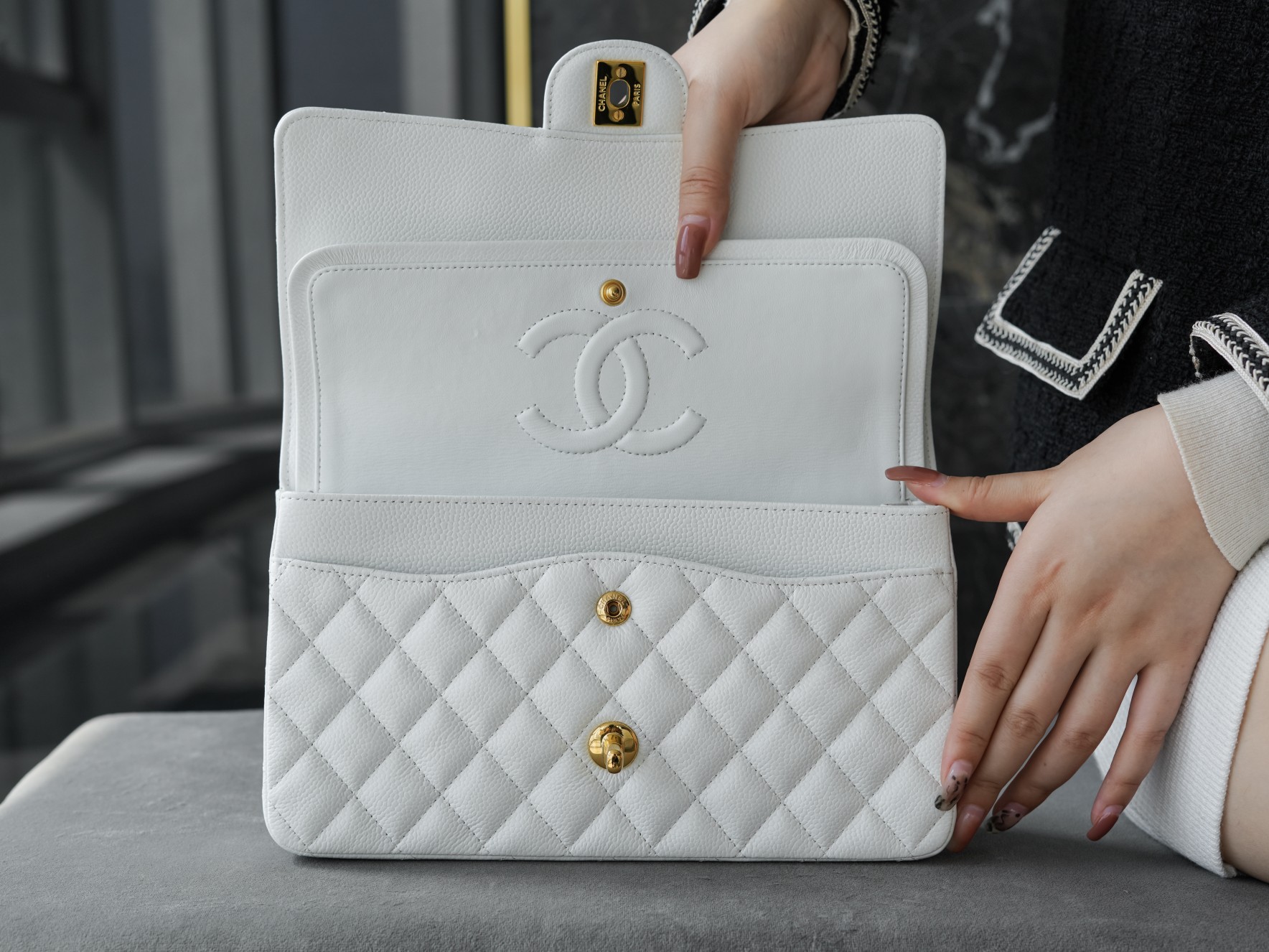 𝐂𝐇𝐀𝐍𝐄𝐋 Classic Flap France 🇫🇷 𝐇𝐚𝐚𝐬 Original Caviar🐂 Custom Calfskin Classic Mouth Flap Bag Medium Gold Buckle White
