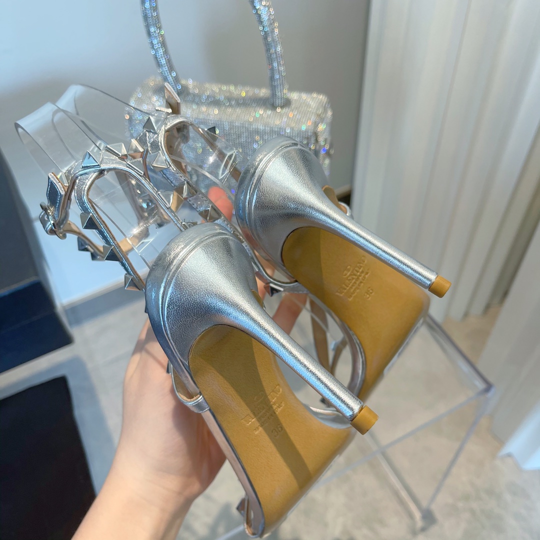 【Valentino】𝟐𝟎𝟐𝟏/𝐒𝐒 𝐧𝐞𝐰 Valentino's new Spring/Summer 2021 collection is still the classic studded collection