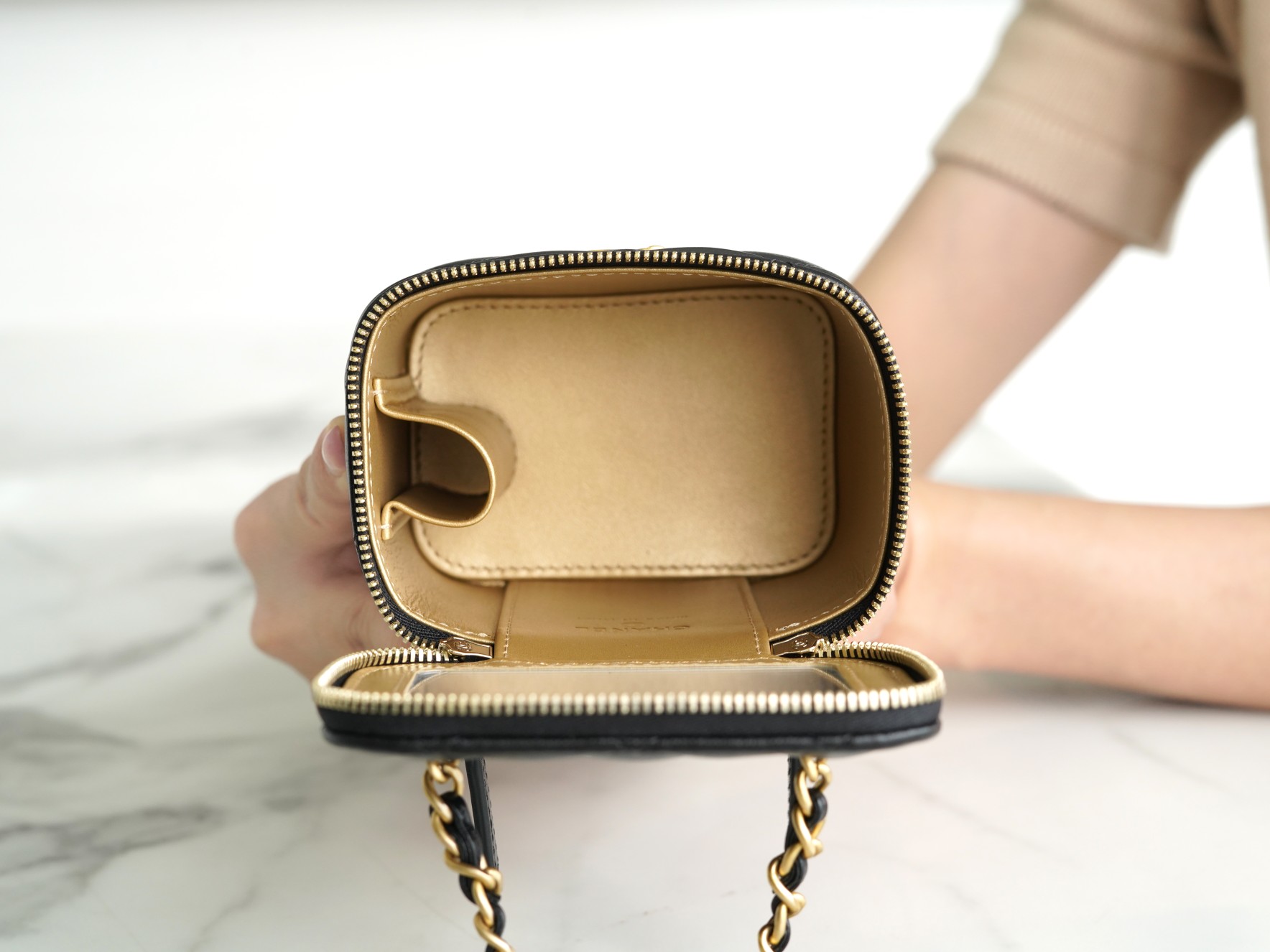 𝗖𝗛𝗔𝗡𝗘𝗟✦ Metal ball series Genuine leather Inside cloth renewed cowhide with built-in small mirror 𝟐𝟐𝐛 New small box