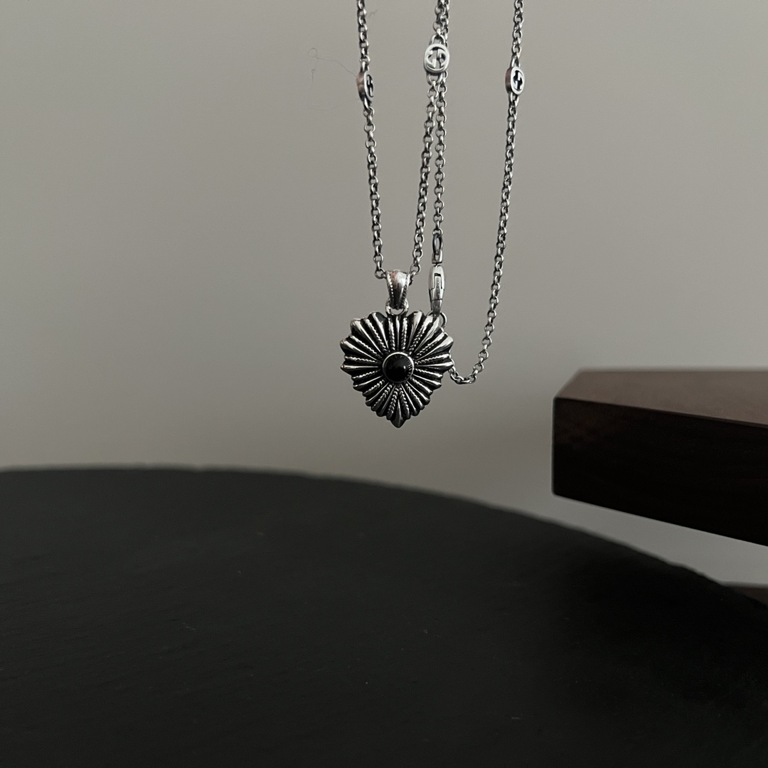 𝐆𝐮𝐜𝐜𝐢 925 Sterling Silver Interlocking Double G Black Shell Heart Necklace