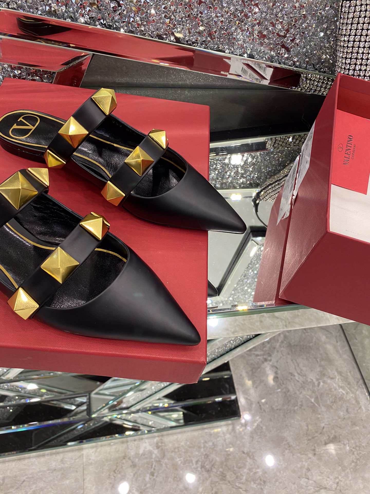 【Valentino】𝟐𝟎𝟐𝟏/𝐒𝐒 𝐧𝐞𝐰 The latest series of counter perfect details original matte open edge bead leather