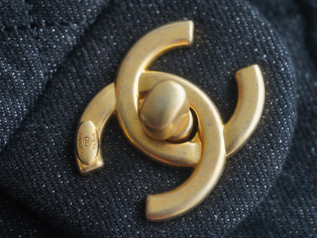 𝗖𝗛𝗔𝗘𝗡𝗟✦ 𝟮𝟮𝐒 Denim Underarm Bag