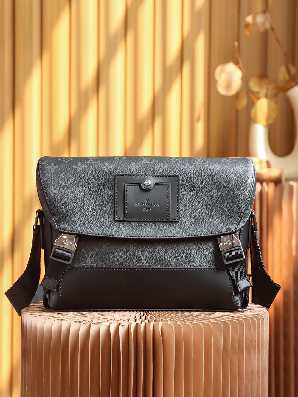 Louis Vuitton 𝐕𝐎𝐘𝐀𝐆𝐄𝐑 messenger bag #M40511#
