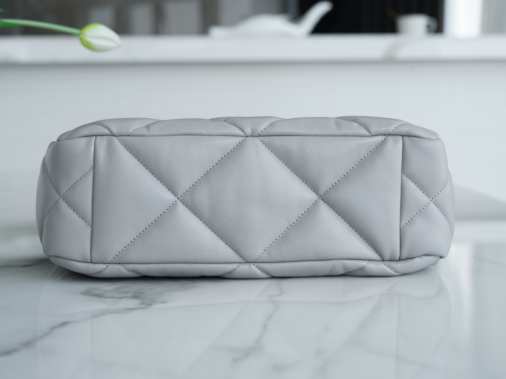 𝗖𝗛𝗔𝗡𝗘𝗟 𝟮𝟮𝗕 19𝑩𝑨𝑮 𝑻𝒐𝒕𝒆 Italy 🇮🇹 Level 1 [Box] Lambskin 🐑 Genuine Leather Light Grey Silver