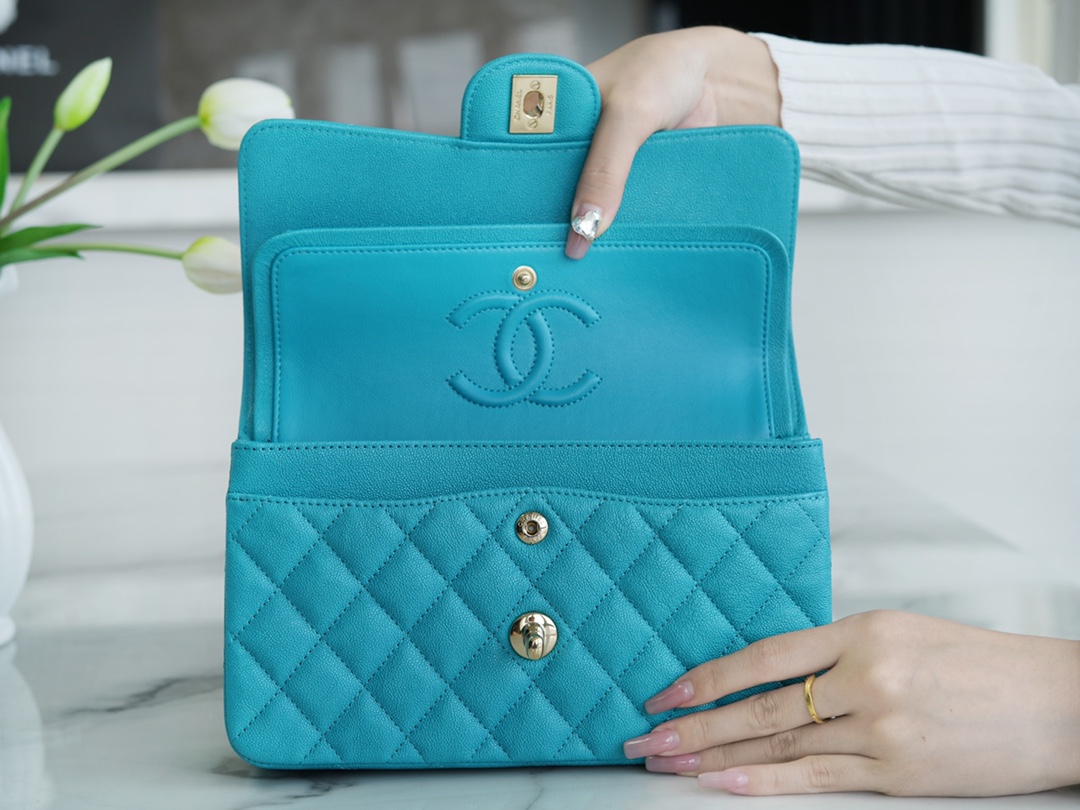 𝐂𝐇𝐀𝐍𝐄𝐋 Classic Flap washed cowhide is made from the most delicate calves just born washed fetal cow small 🦚 peacock blue