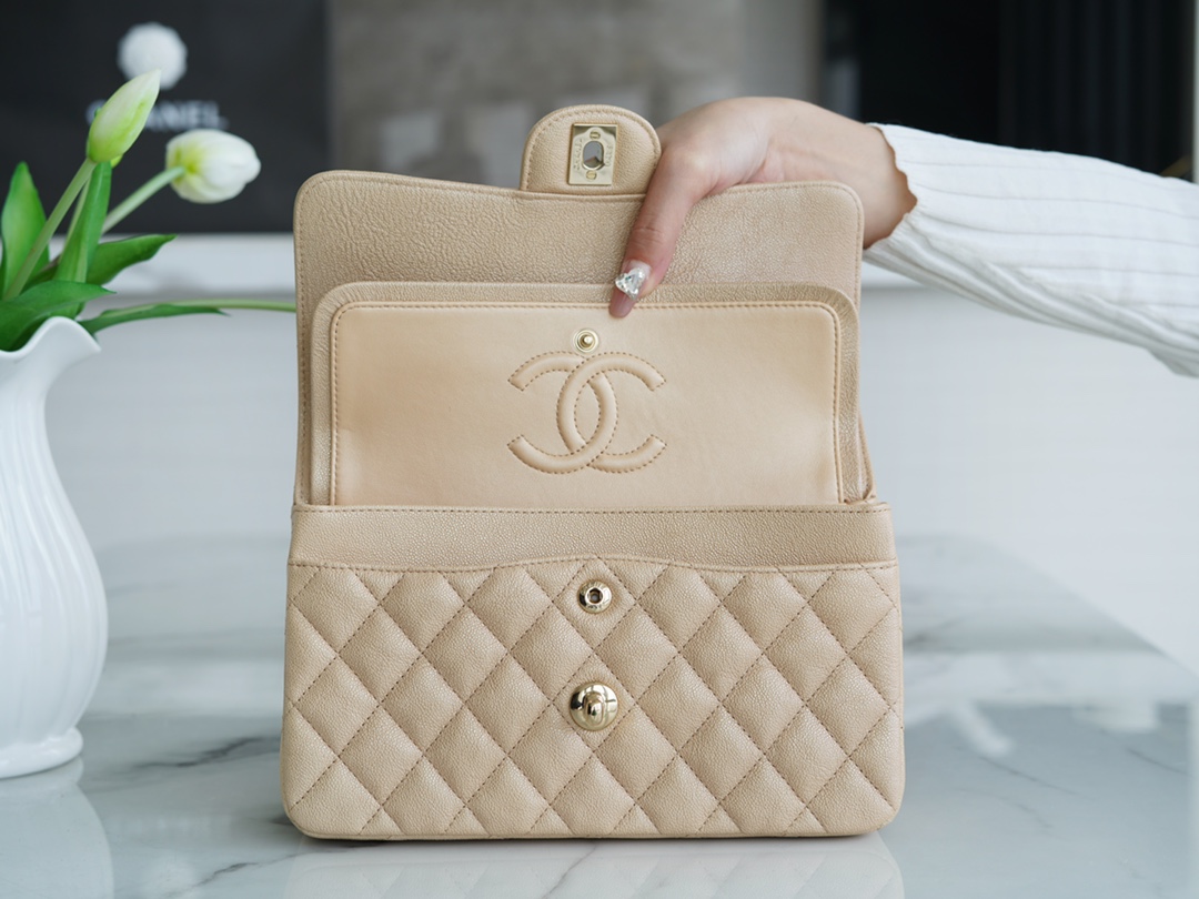 𝐂𝐇𝐀𝐍𝐄𝐋 Classic Flap washed cowhide is made from the most delicate newborn calf Washed fetal cow Small Champagne apricot 🥂