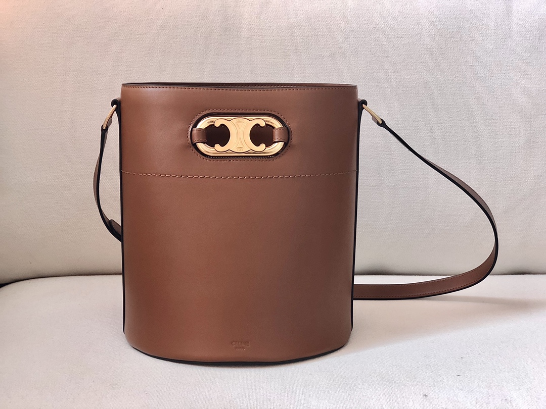 𝐂𝐂𝐞𝐥𝐢𝐧𝐞 BUCKET MAILLON TRIOMPHE cow leather bucket bag