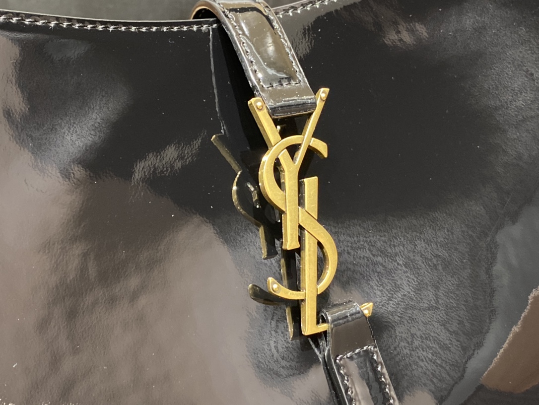 SAINT LAURENT model: 657228 original patent leather.JD