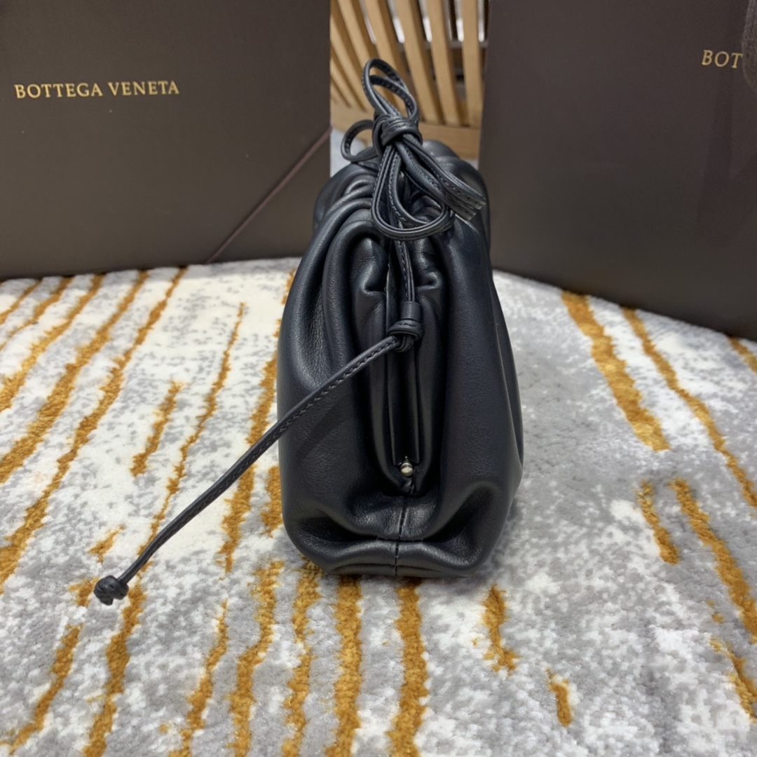Bottega Veneta  THE MINI POUCH  #585852