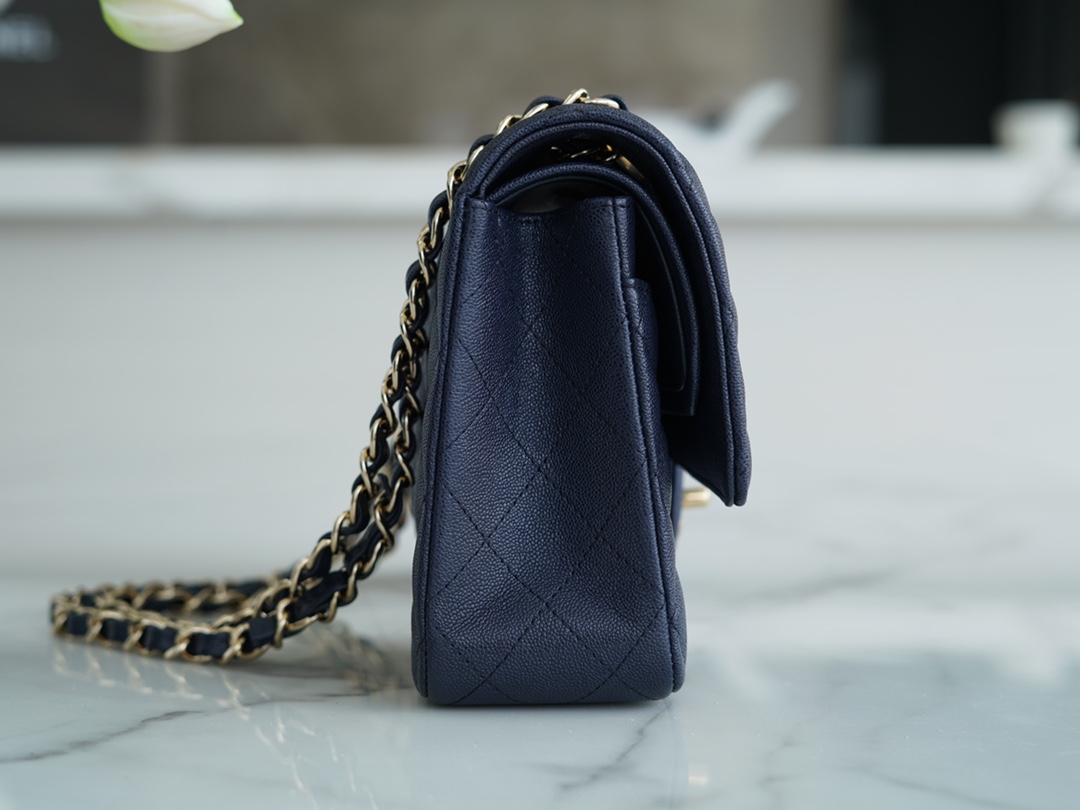 𝐂𝐇𝐀𝐍𝐄𝐋 Classic Flap washed cowhide is made from the most delicate newborn calves Washed fetal cow Medium Dark Blue🪁