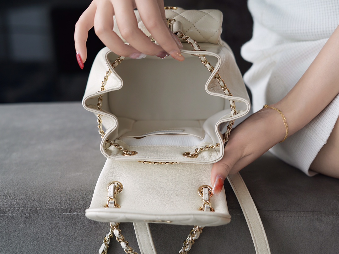 𝗖𝗛𝗔𝗘𝗡𝗟✦ 22𝗖 𝗗𝘂𝗺𝗮 duffel bag 🤍 milkshake white