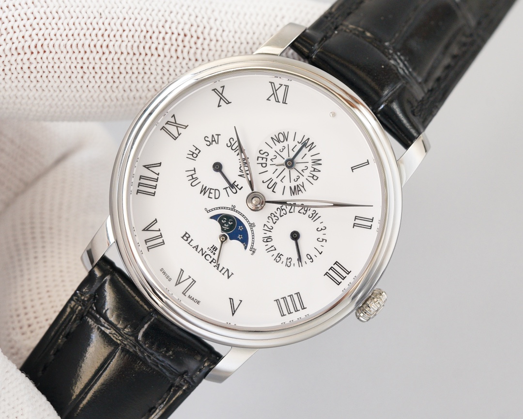 Blancpain - This functional watch comes from the classic Blancpain collection