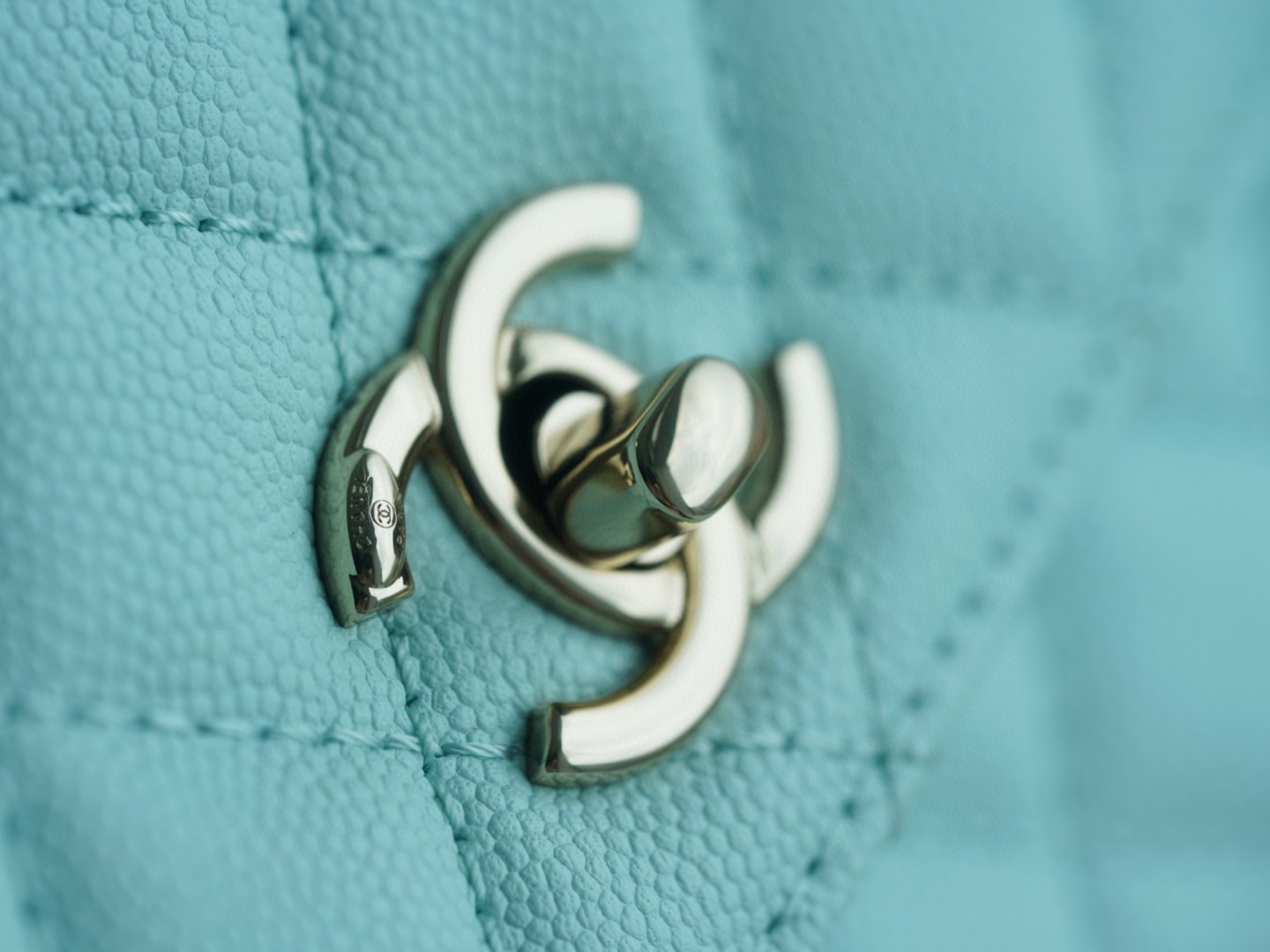 CHANEL 𝑪𝒐𝑪𝒐 𝒉𝒂𝒏𝒅𝒍 𝒆 New cowhide handle small 𝙗𝙖𝙗𝙮 blue