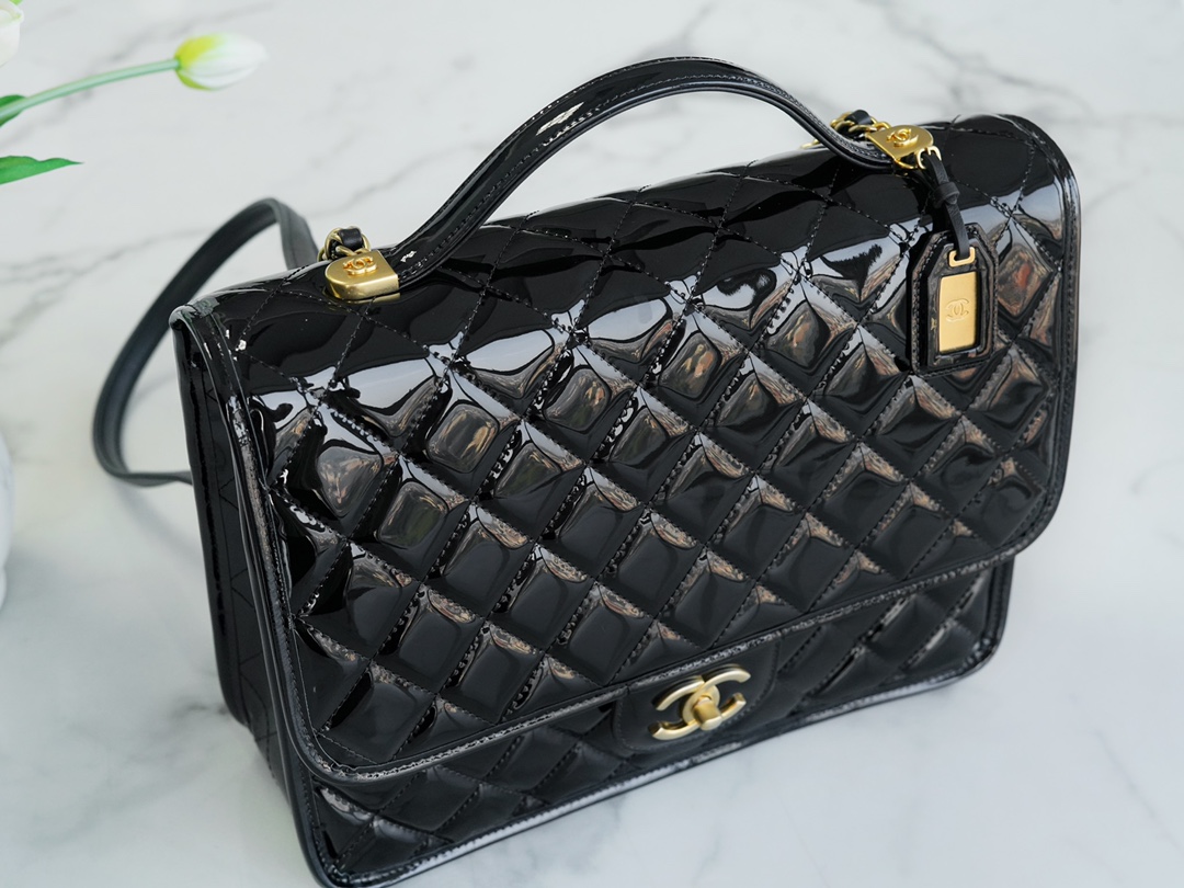 𝗖𝗛𝗔𝗡𝗘𝗟✦ Made of original tire cow patent leather 𝟮𝟮k Premium Handmade Workshop Patent Leather Shoulder Bag