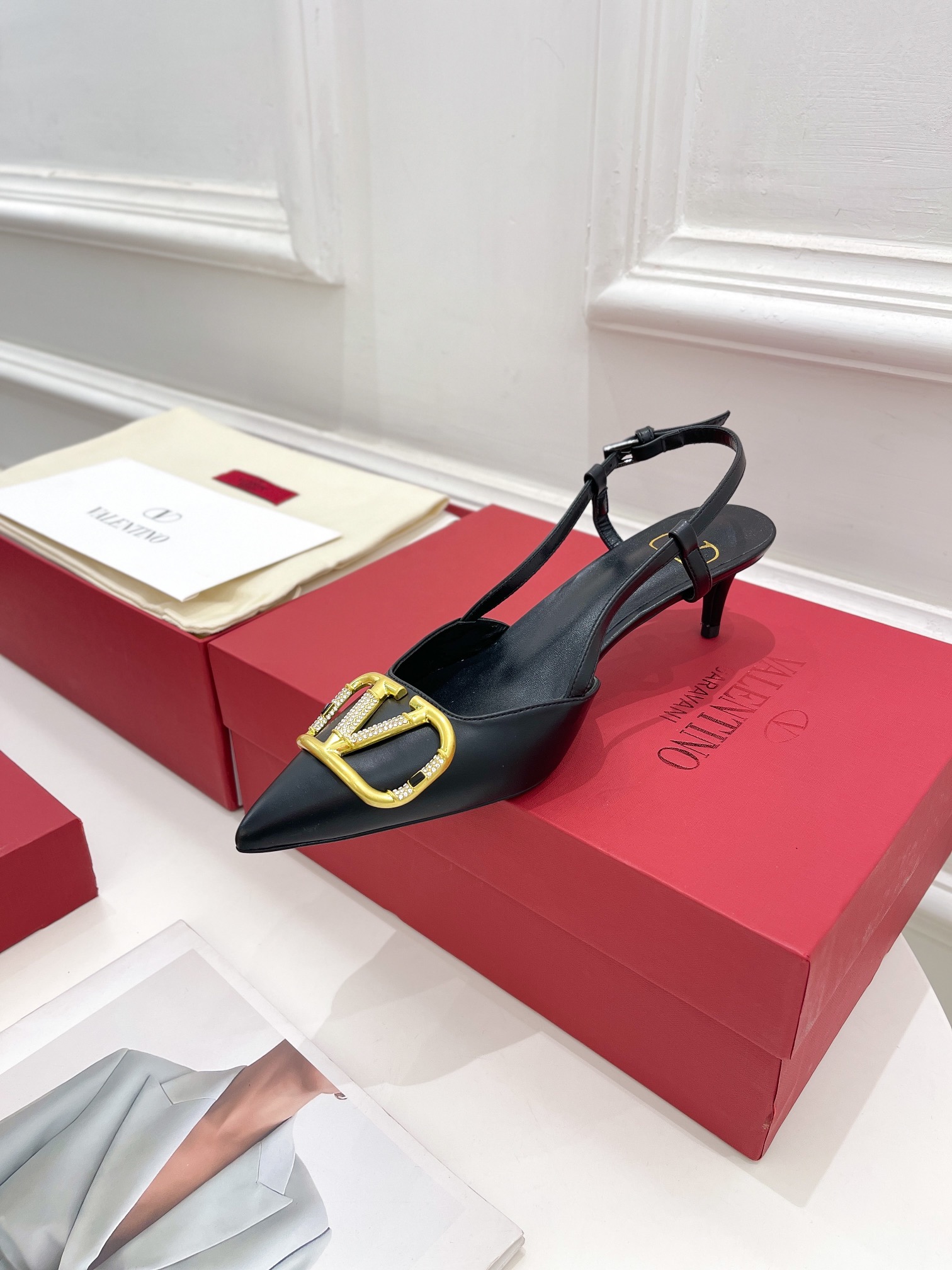 【Valentino】𝟐𝟎𝟐𝟏/𝐒𝐒 𝐧𝐞𝐰 Valentino 2022 spring and summer new large V diamond buckle high heels on the new