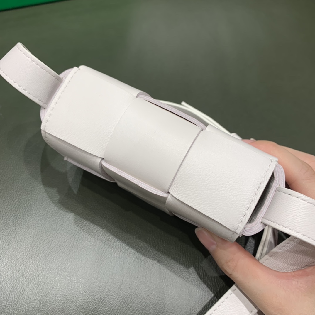 Bottega Veneta  MINI CASSETTE #666688