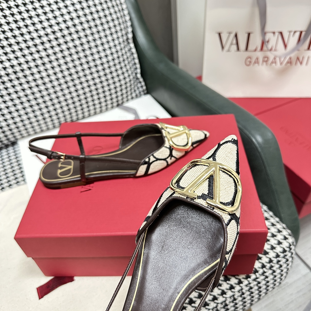 【Valentino】𝟐𝟎𝟐𝟏/𝐒𝐒 𝐧𝐞𝐰  Valentino's newest collection of Roman sandals with Italian printed leather soles