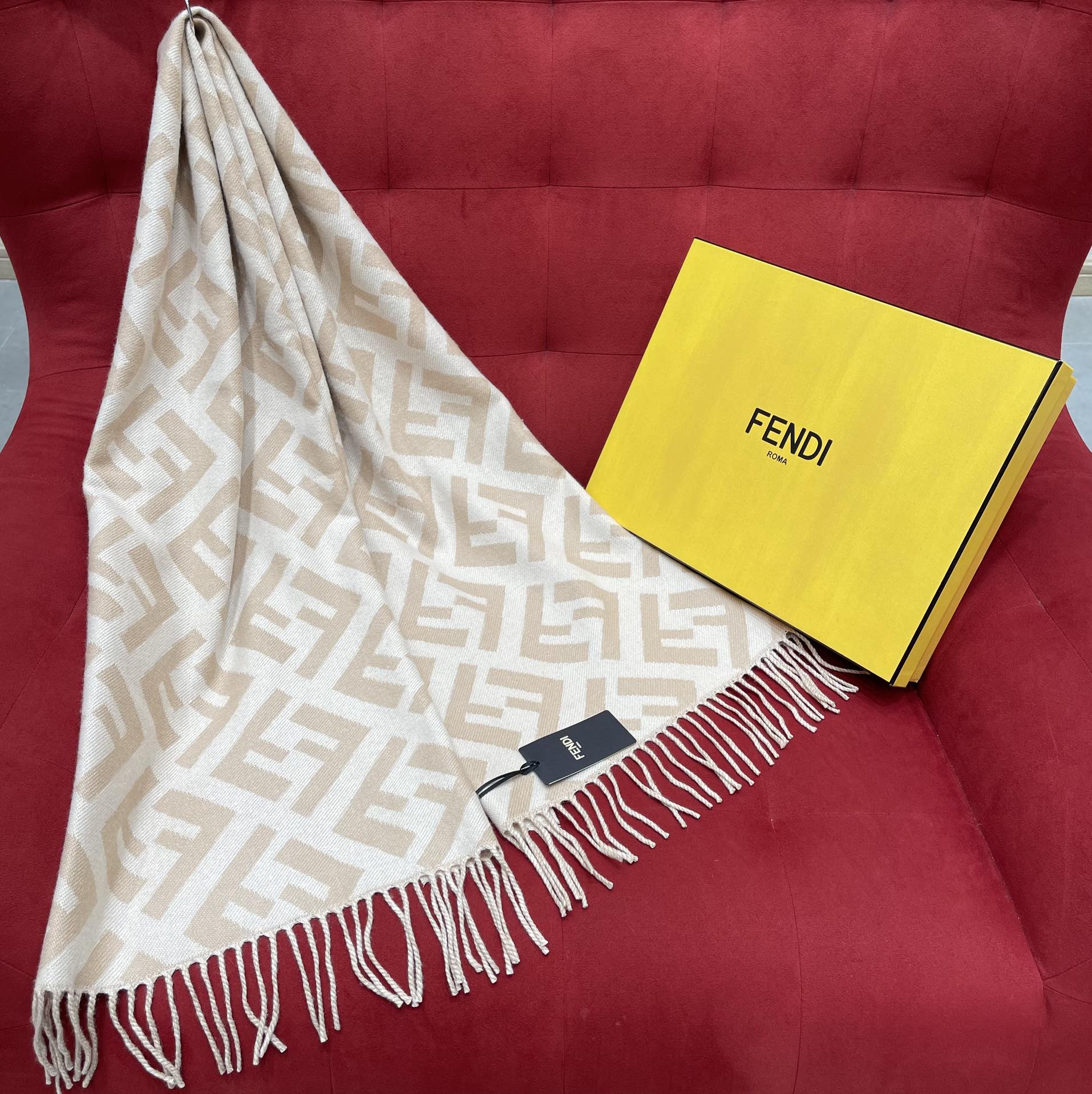 𝐅𝐞𝐧𝐝𝐢 Double-sided Cashmere Scarf with Big Tassel and Big Logo 100% Cashmere