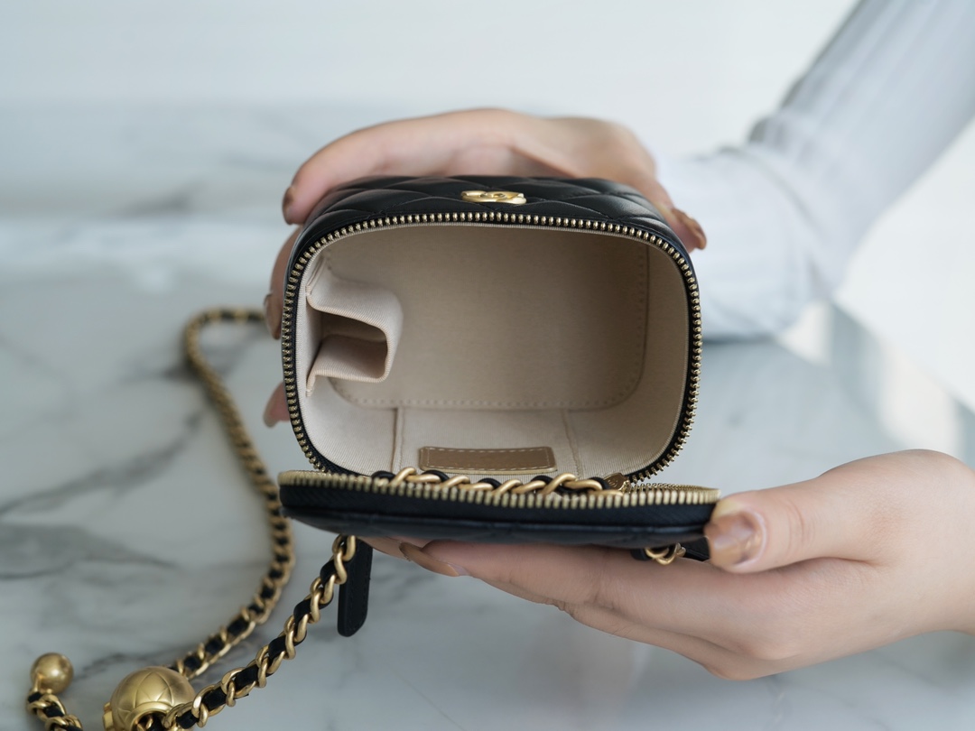 𝗖𝗛𝗔𝗡𝗘𝗟✦Metal Ball Series 𝒎𝒊𝒏𝒊𝒊 Box Bag Black