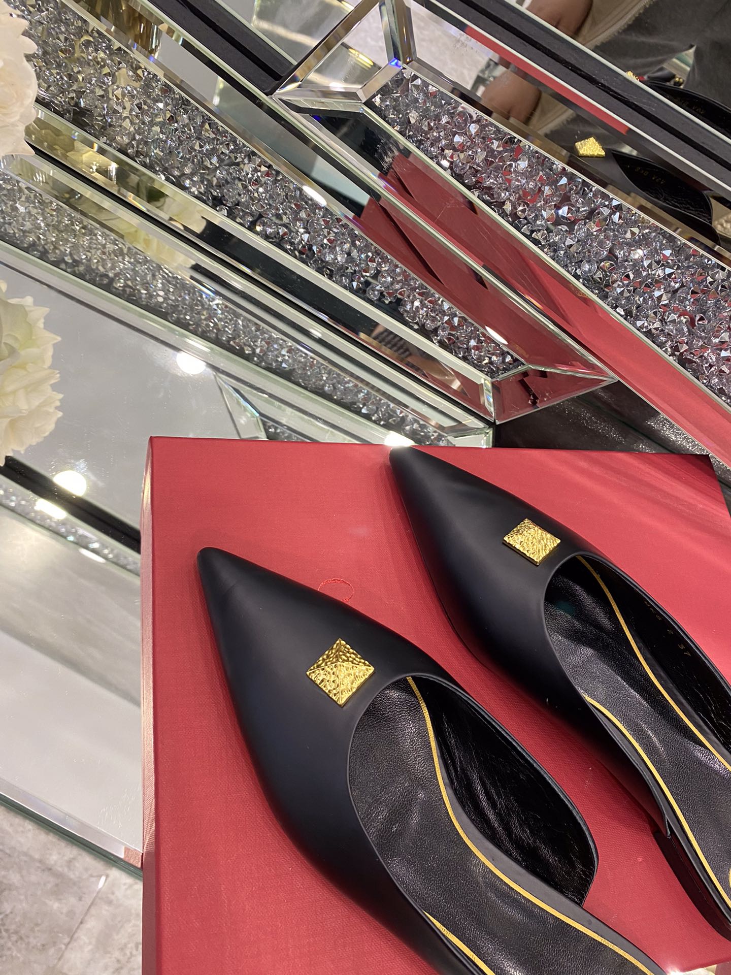 【Valentino】𝟐𝟎𝟐𝟏/𝐒𝐒 𝐧𝐞𝐰 The latest series of counter perfect details original matte open edge bead leather