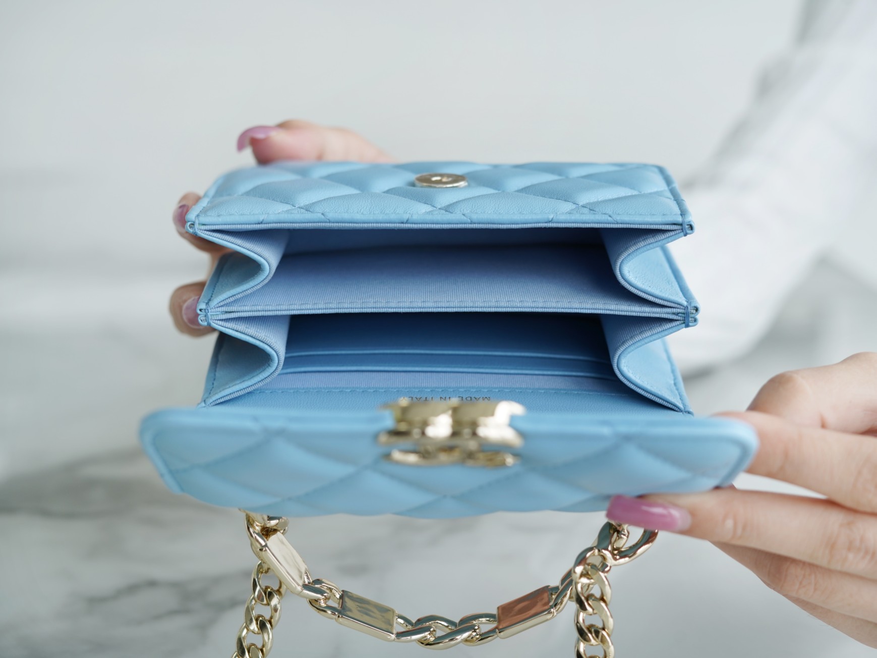 𝗖𝗛𝗔𝗘𝗡𝗟✦ 𝟮𝟮𝐒 Enamel Handle Chain Bag Blue