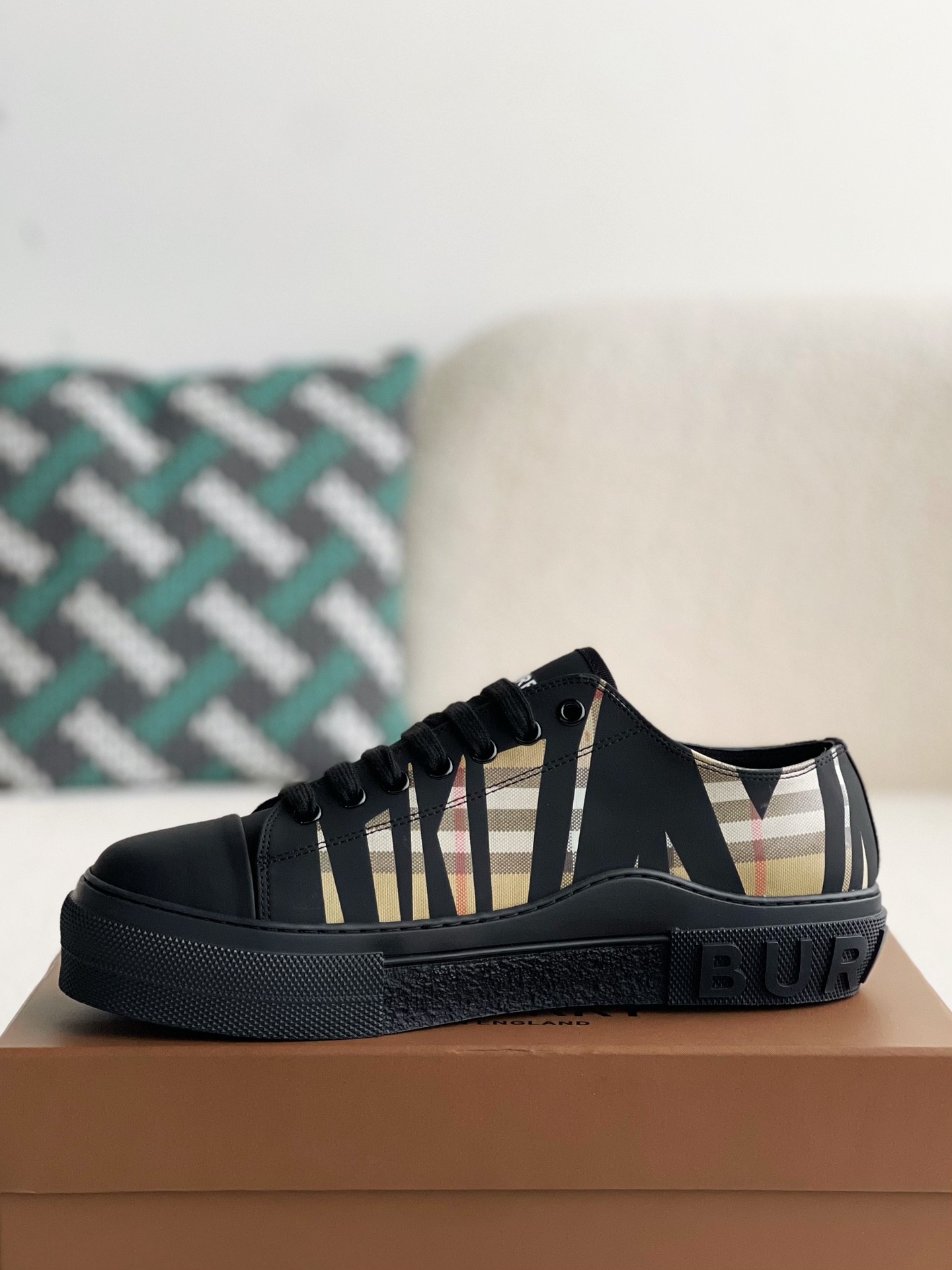 Burberry Low cut casual sports shoes