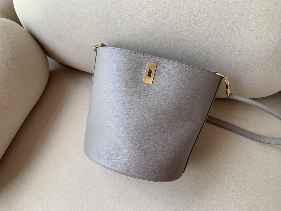 𝐂𝐞𝐥𝐢𝐧𝐞 BUCKET 16 bucket bag in smooth calfskin