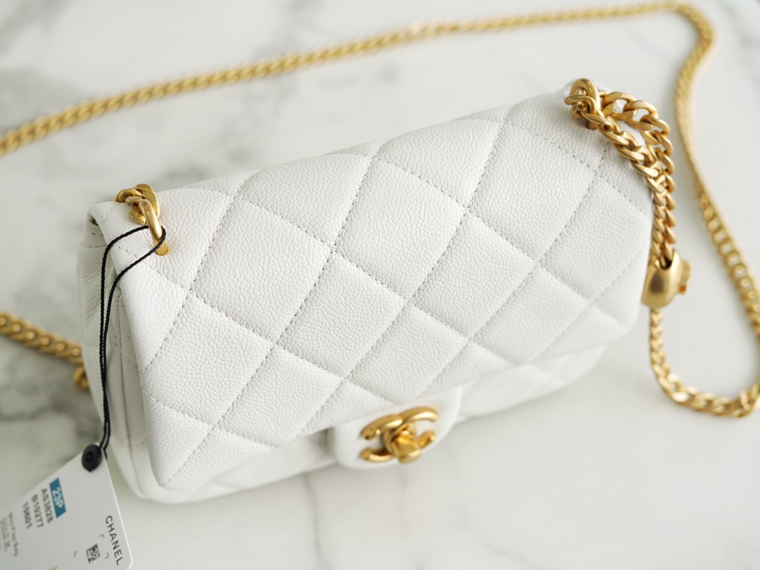 𝗖𝗛𝗔𝗡𝗘𝗟✦𝗖𝗹𝗮𝘀𝘀𝗶𝗰 𝗙𝗹𝗮𝗽23P spring and summer new love adjustment buckle square fat man white